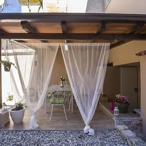 Apartment With Garden And Free Parking